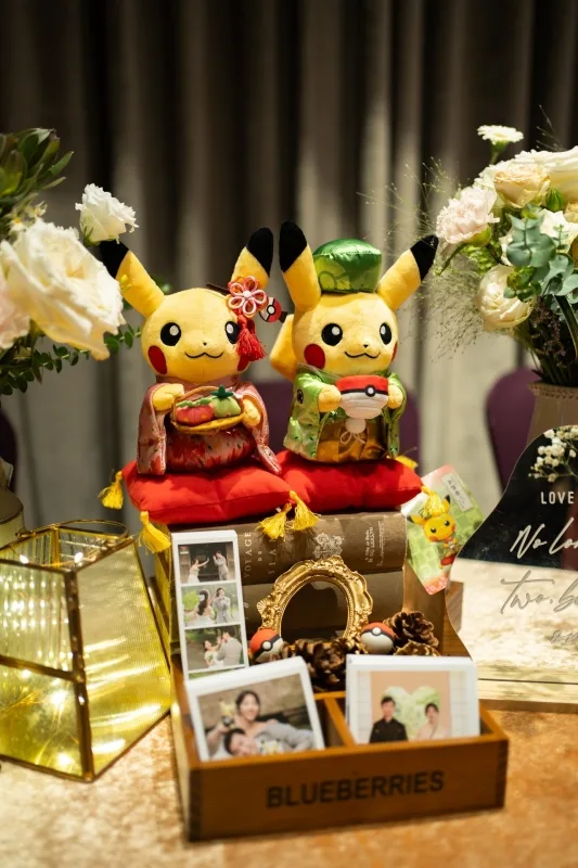 婚禮場景，和服皮卡丘、花藝、金飾與婚紗照，洋溢溫馨幸福感。