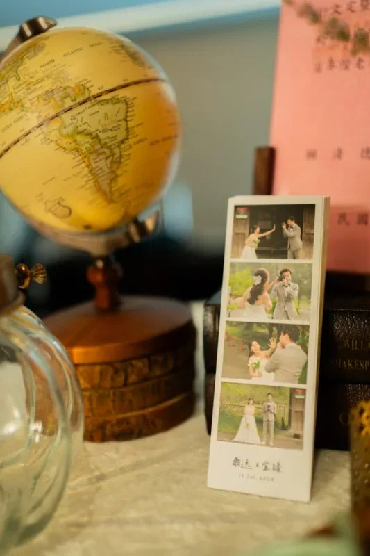 地球儀與婚紗照書籤，暖色調，充滿復古婚禮浪漫氛圍。