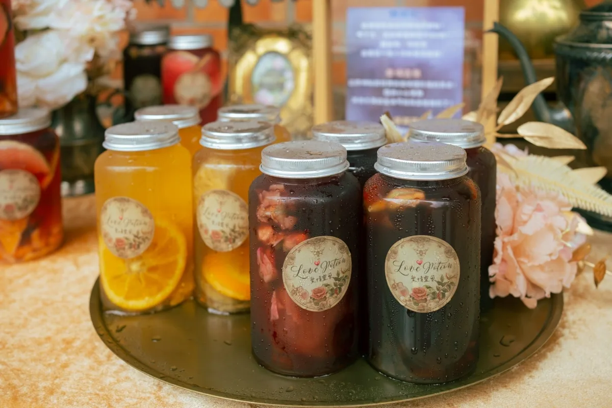 婚禮飲品：托盤上擺放著多瓶鮮豔的果汁，搭配浪漫花飾，充滿溫馨氣氛。