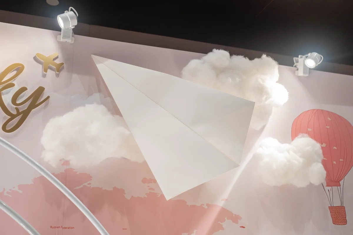 白色紙飛機、白雲、粉色熱氣球與金色飛機裝飾，夢幻婚禮佈景。