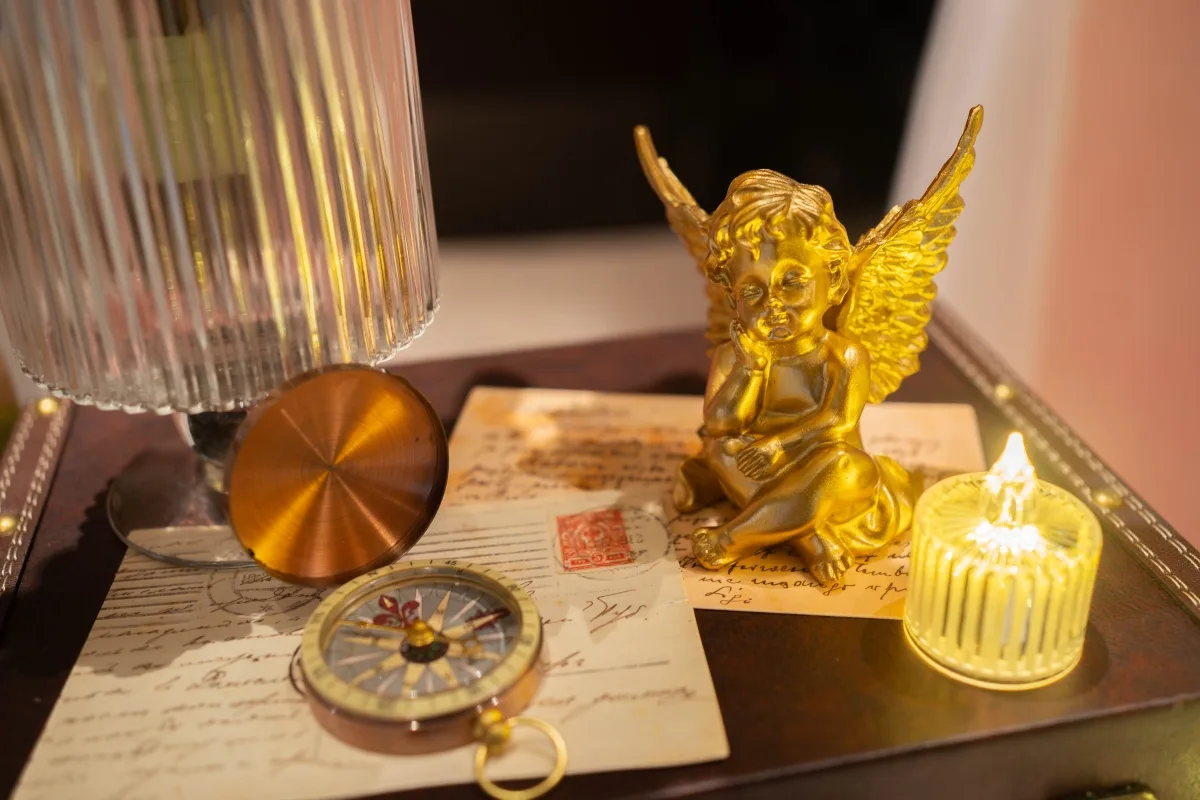金色小天使、復古信件與羅盤，溫暖婚禮佈置，充滿浪漫懷舊氣息