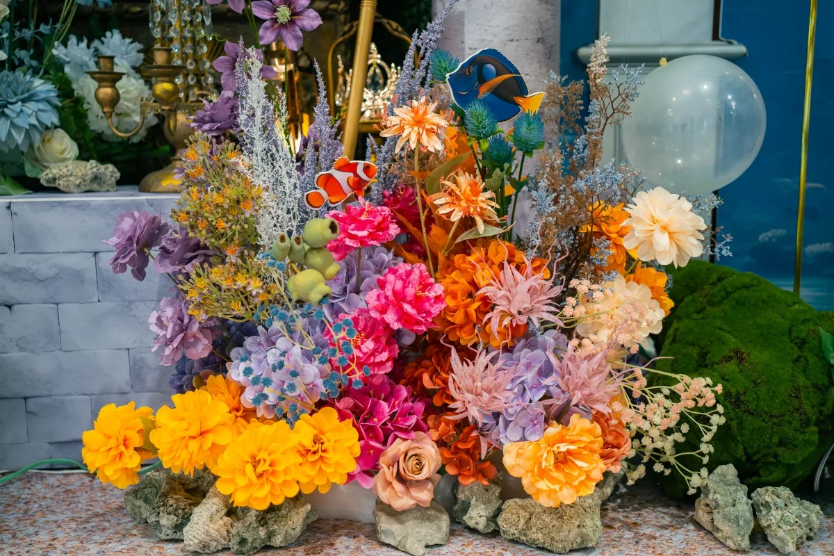 繽紛花卉佈置,搭配小丑魚與多莉魚裝飾,營造歡樂海底婚禮氛圍。