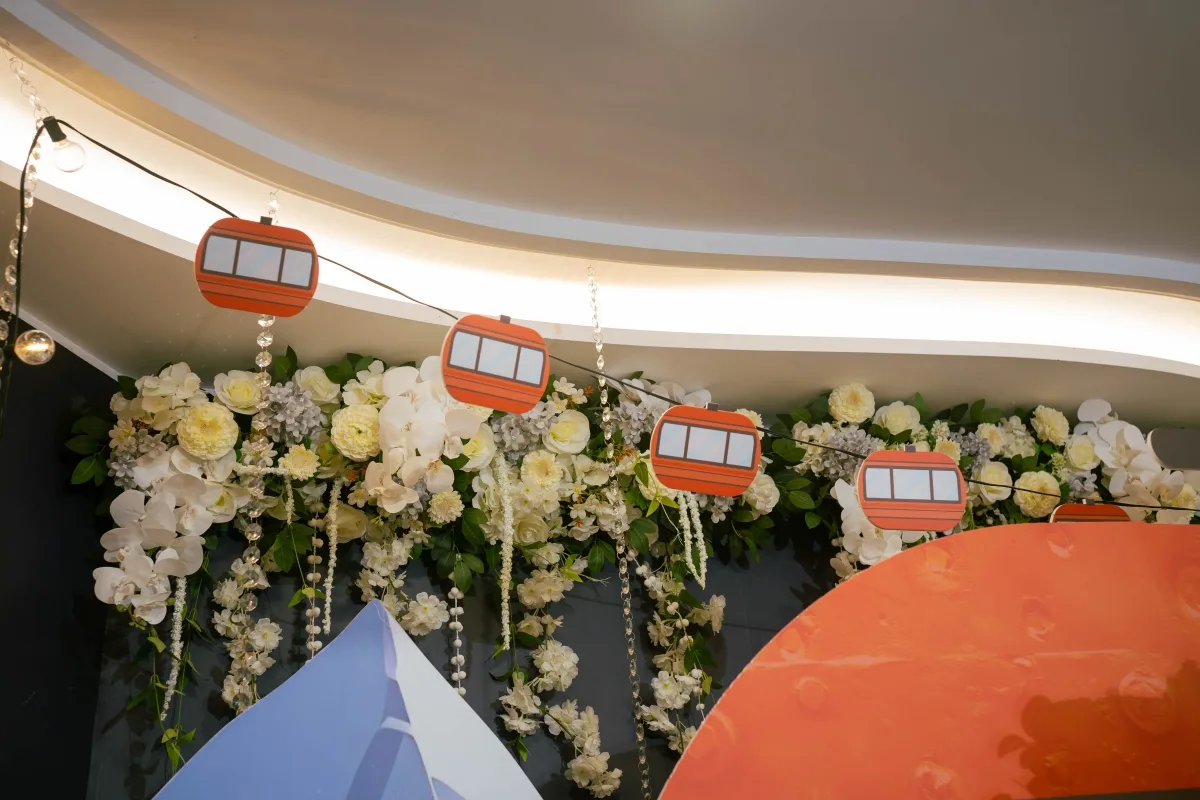 纜車裝飾與鮮花佈置，色調明亮溫馨，適合婚禮主題。