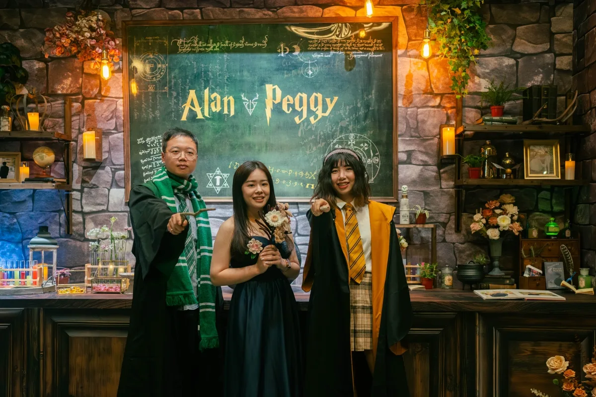 哈利波特主題婚禮,魔法學院背景,黑板寫著Alan & Peggy,溫暖色調。
