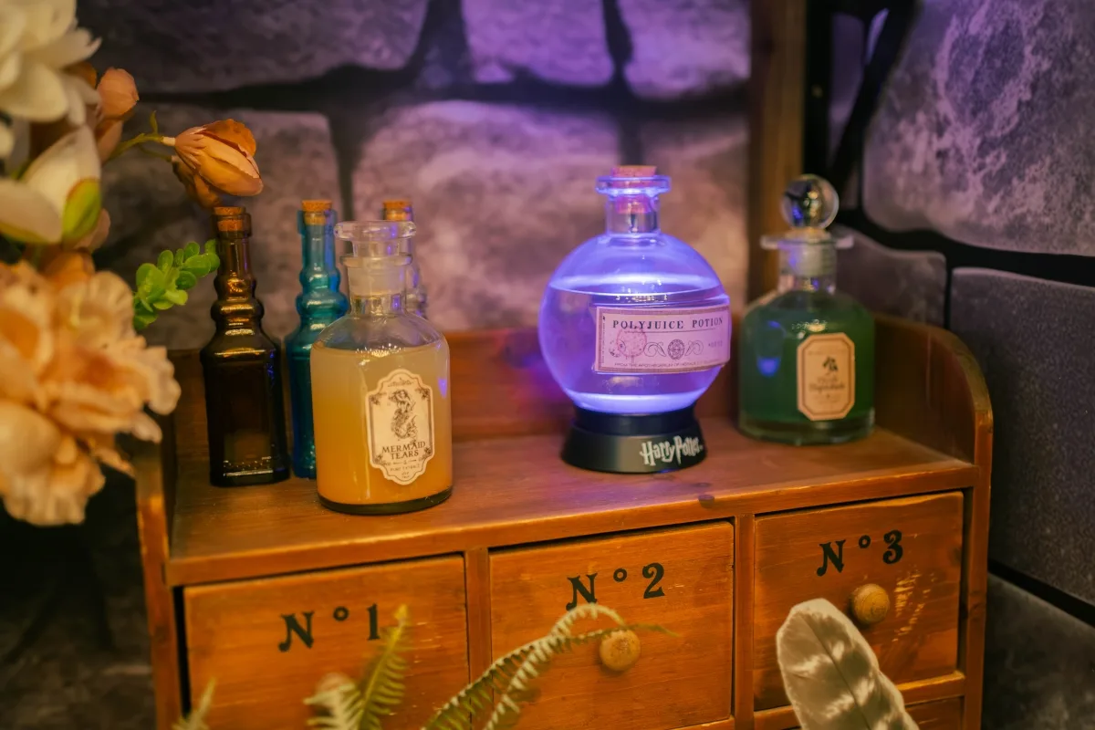 奇幻主題婚禮，木製櫃上擺放著魔法藥水瓶，紫色燈光營造神秘浪漫氛圍。