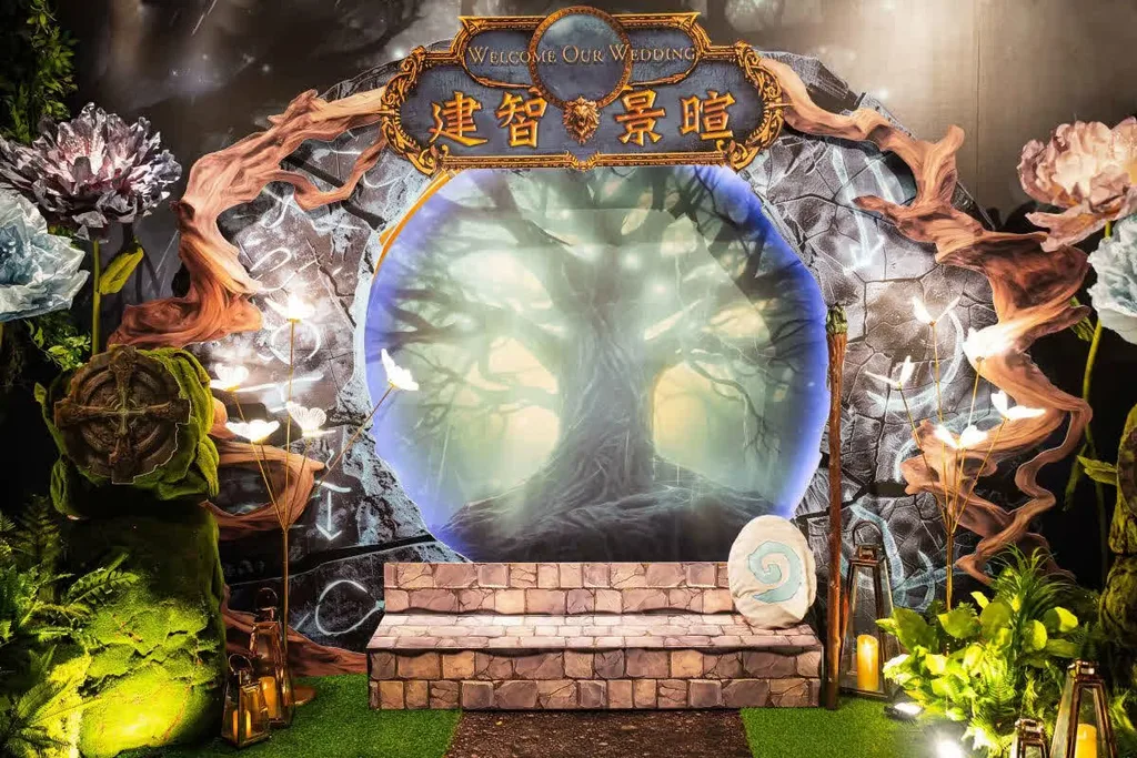 奇幻森林婚禮佈景,石凳前有發光生命樹拱門、精緻花卉與溫暖燈籠。