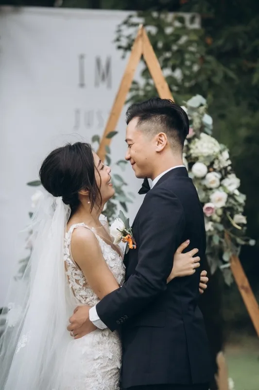 這處室內婚禮場地以溫潤的木質長桌搭配精緻的白綠色系花藝與點點燭光,在暖色調燈光下營造出優雅、溫馨且浪漫的晚宴氛圍。