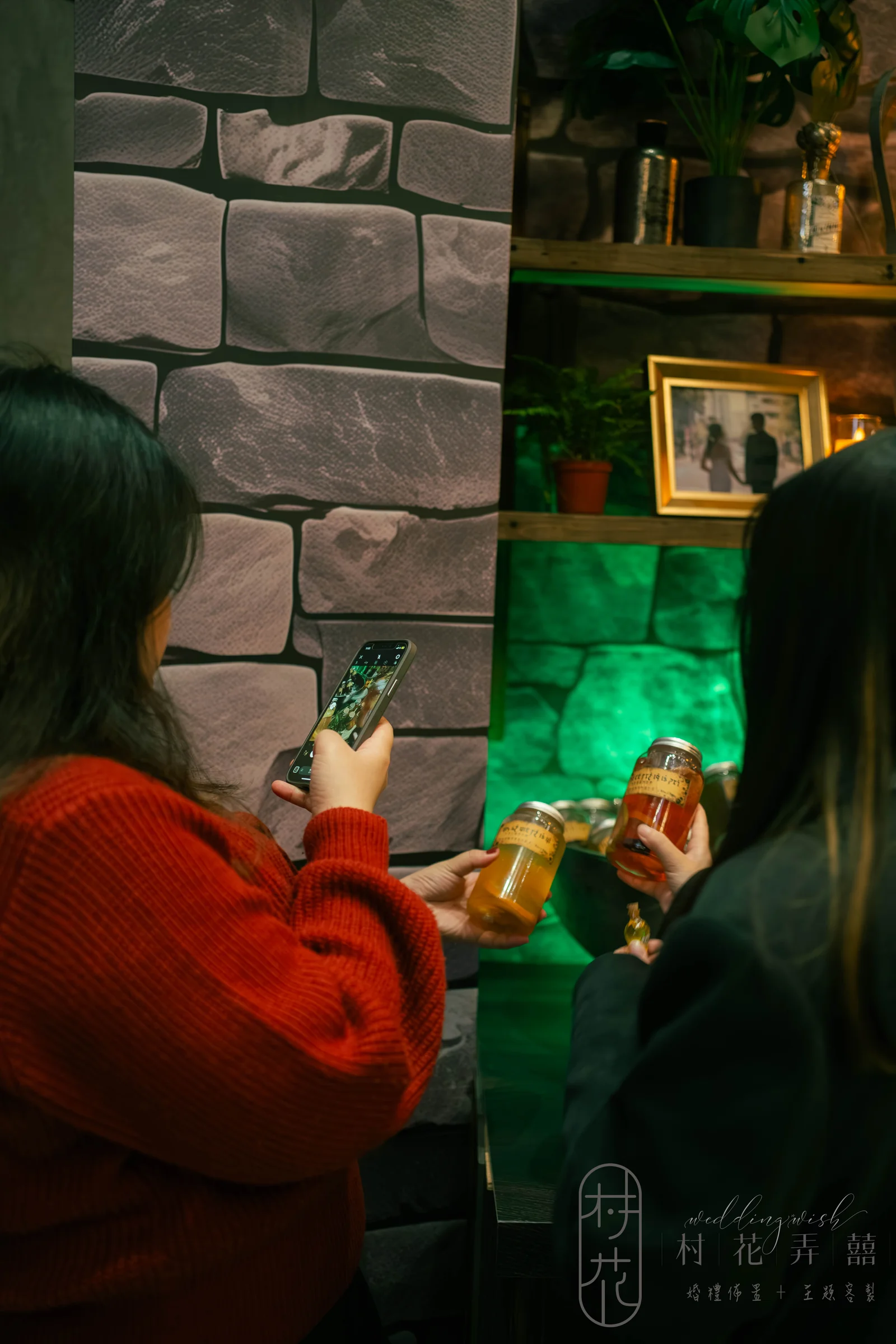 賓客手持村花囍茶瓶身拍照打卡