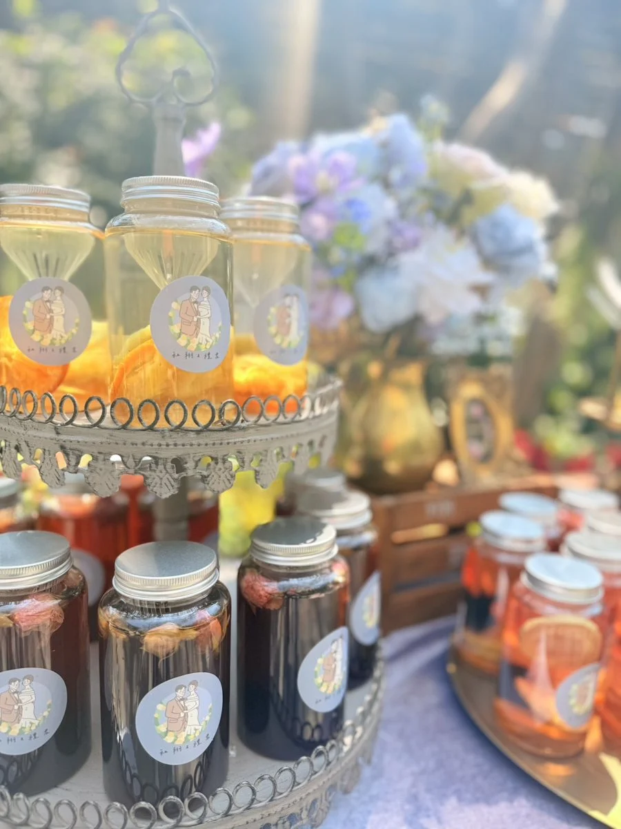 品牌活動紀念飲品瓶身特寫,瓶身印有企業識別