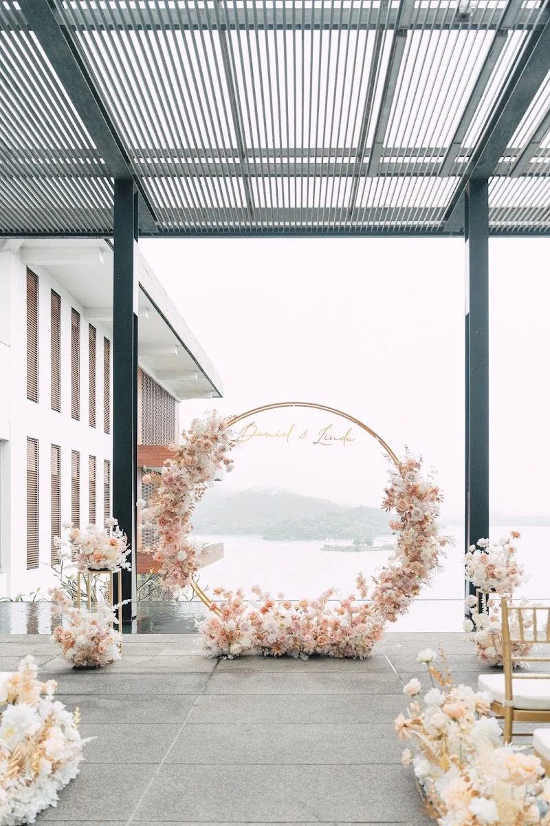 蔡佳霖 海景圓拱 — 圓形花拱門 + 粉色花藝 + 海邊背景