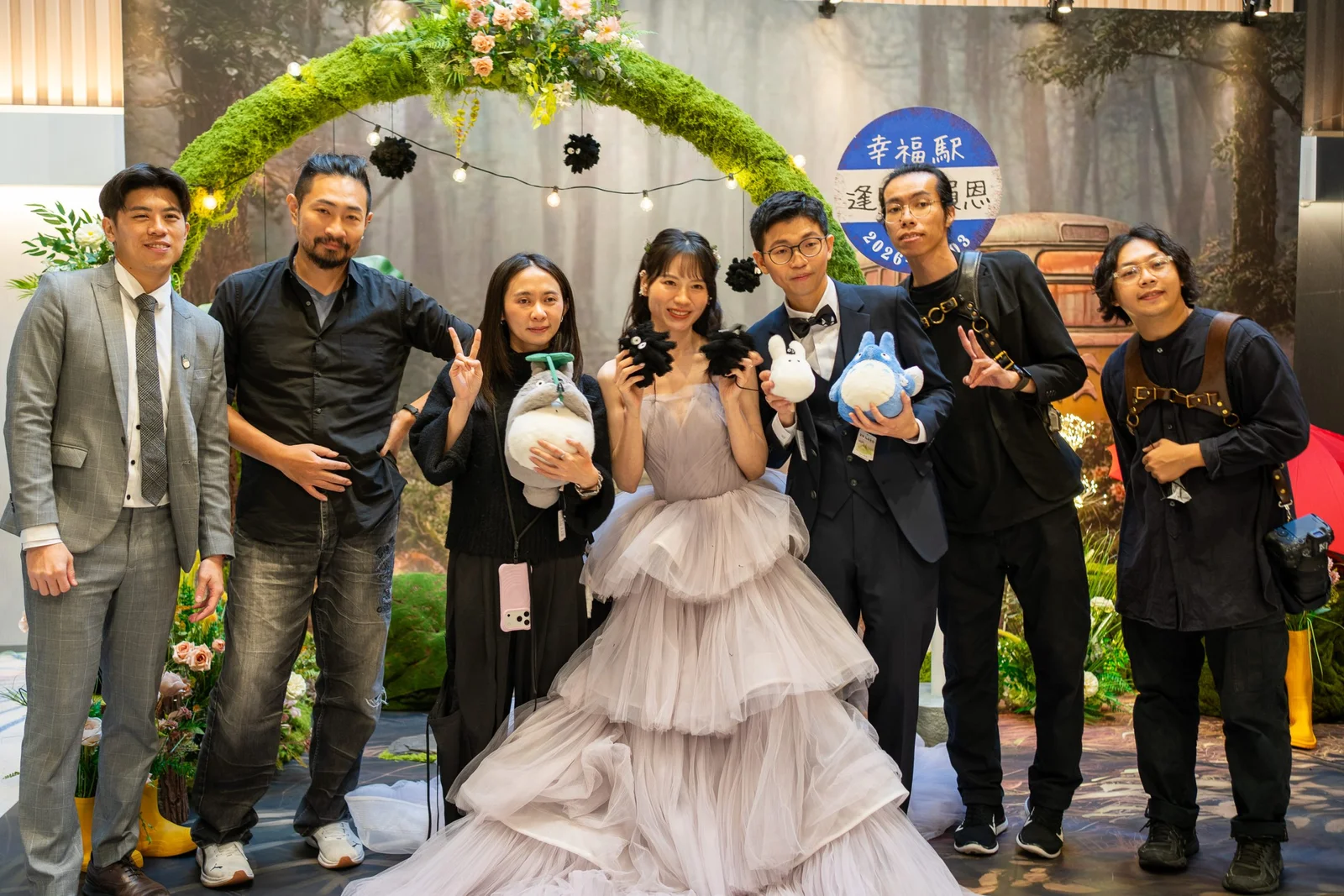 新人與賓客在森林婚禮佈置前互動