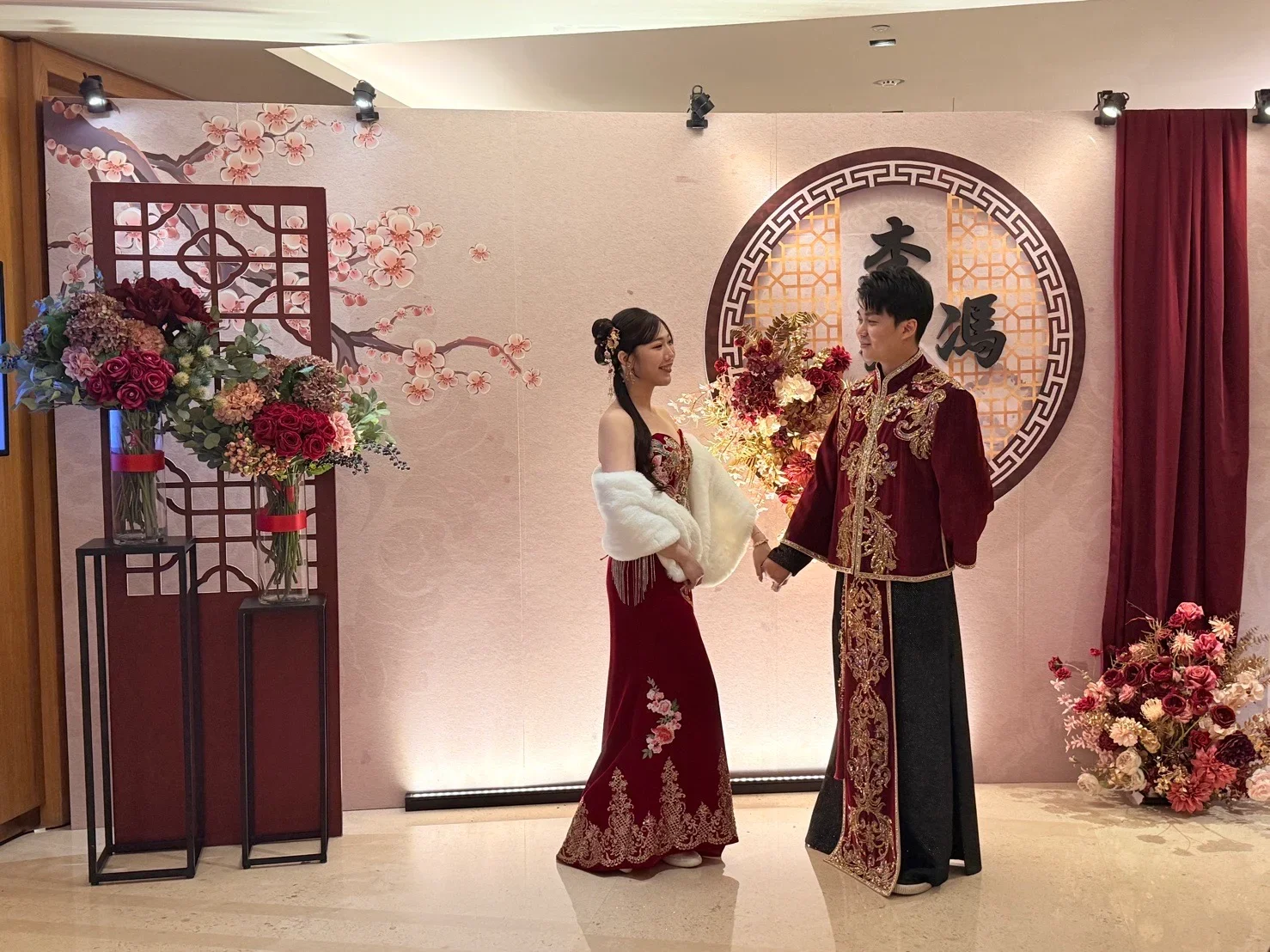 妞麻 中式紅金 — 酒紅龍鳳掛 + 「秦馮」雙姓圓窗背板 + 杏花紙屏風