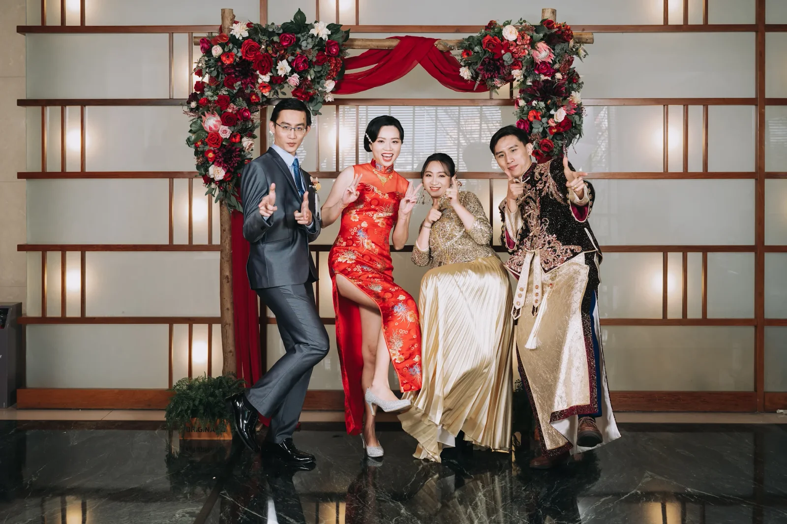 蔡羽蟬 雙新人中式 — 紅金花拱 + 兩對新人合照