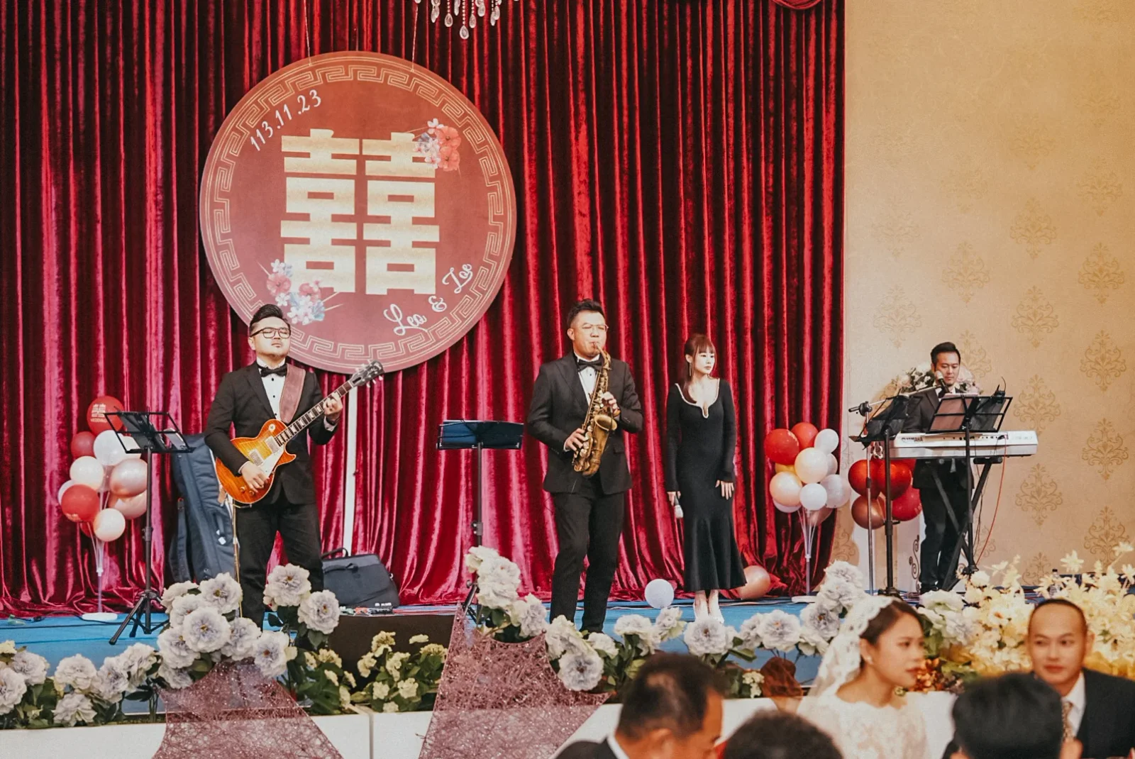 Zoe 復古中式 — 宴會廳水晶燈 + 香檳金香蒲走道 + 紅地毯