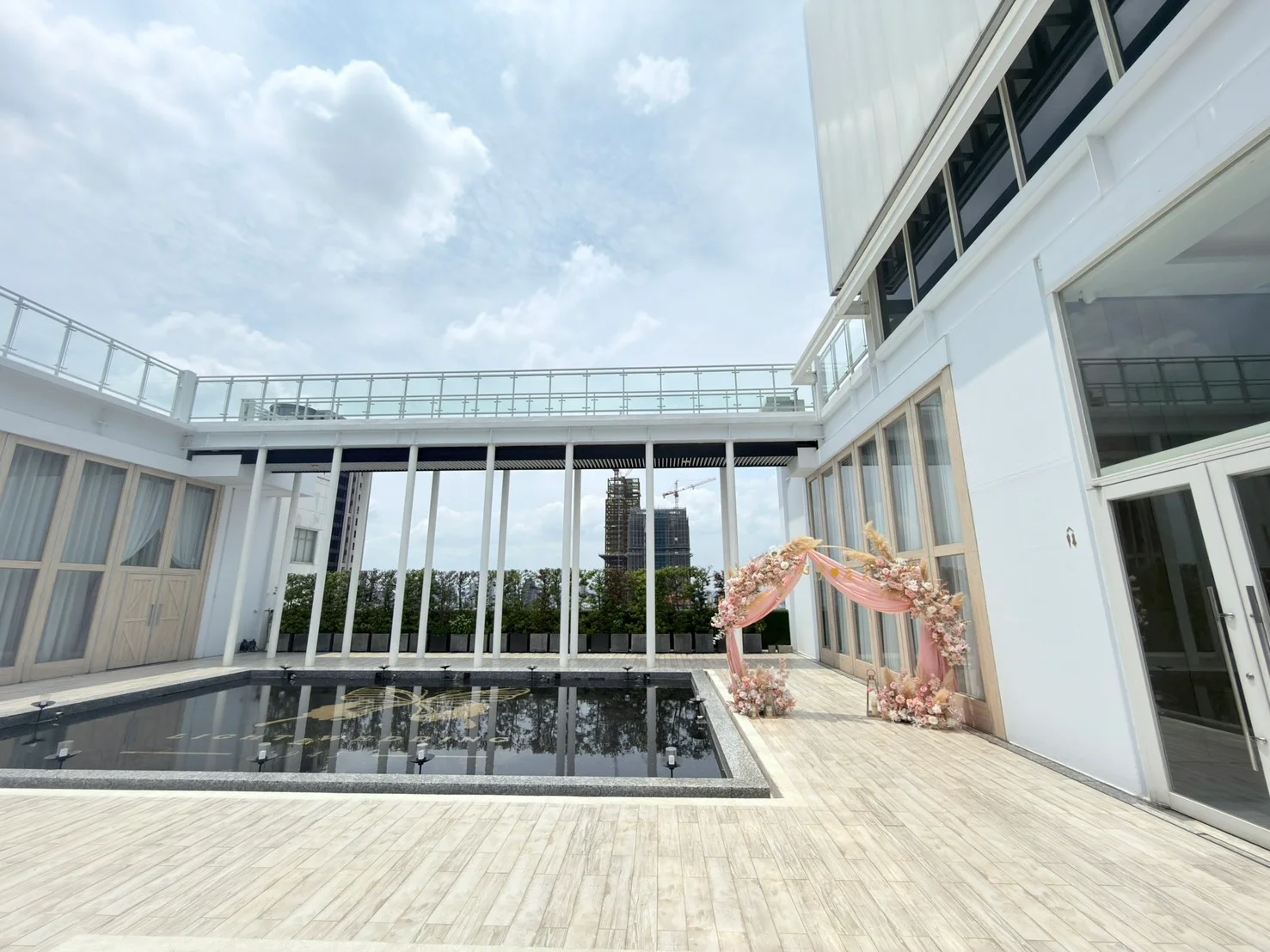 施冠宇 戶外證婚露台廣角 — 粉色乾燥花拱門 + 水池倒影 + 玻璃廊柱